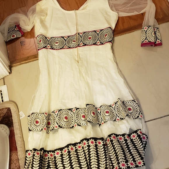 Anarkali suit - Picture 2 of 4